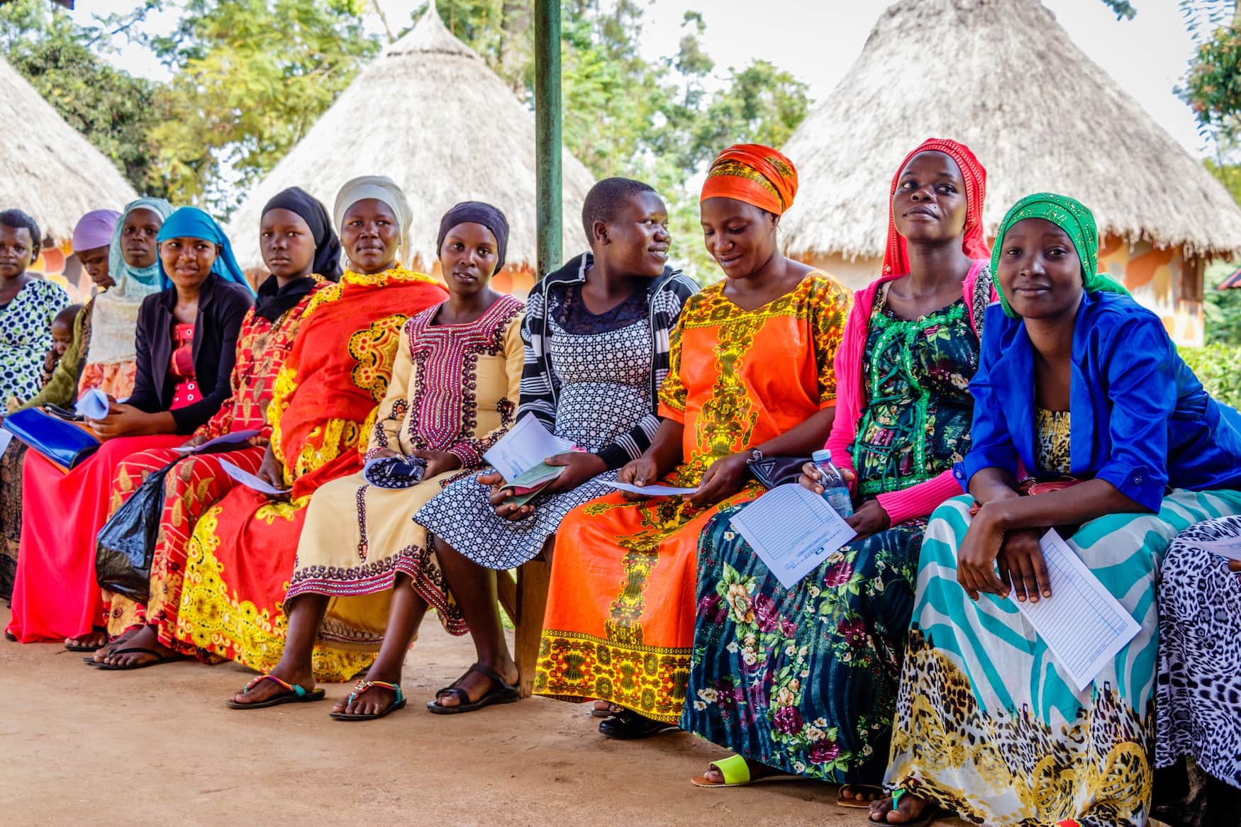 Frauen in bunten Kleidern in Ruanda
