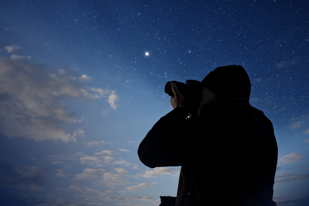 Fotograf fotografiert Nachthimmel