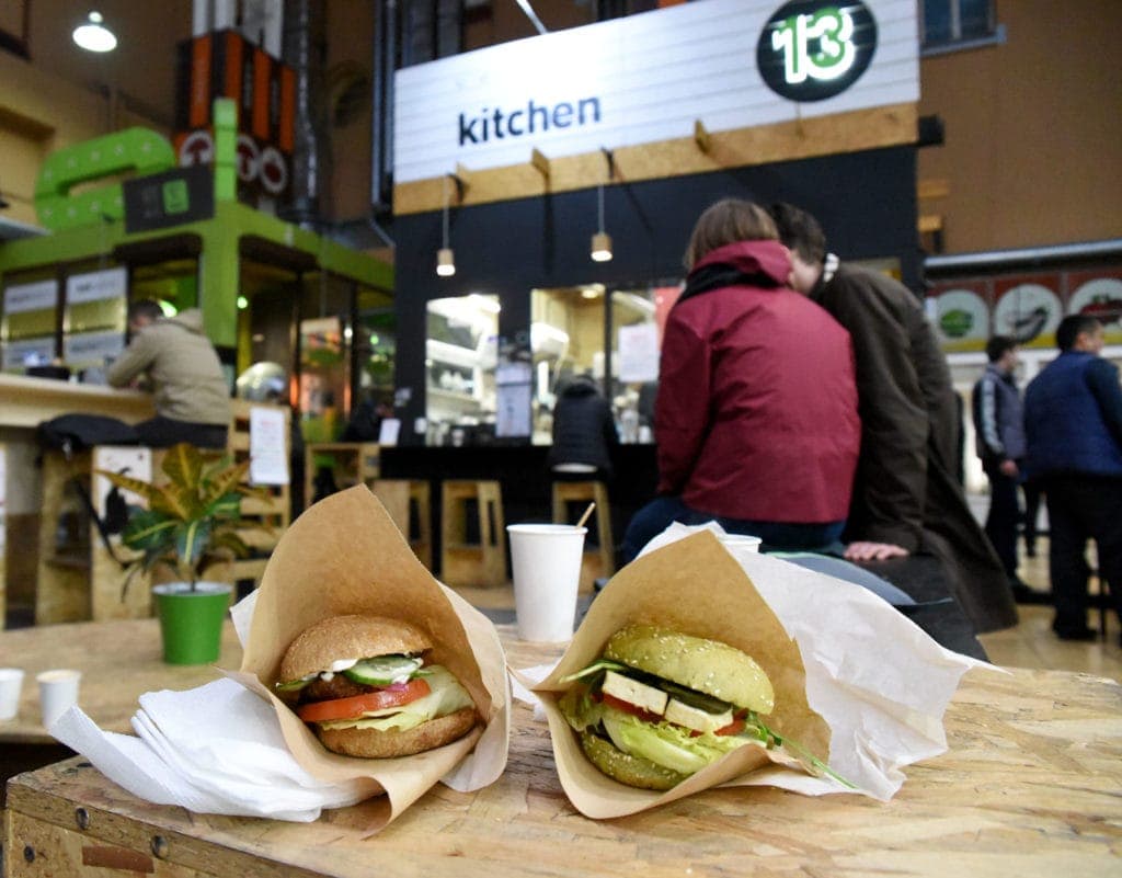 Zwei vegane Hamburger liegen auf Tisch