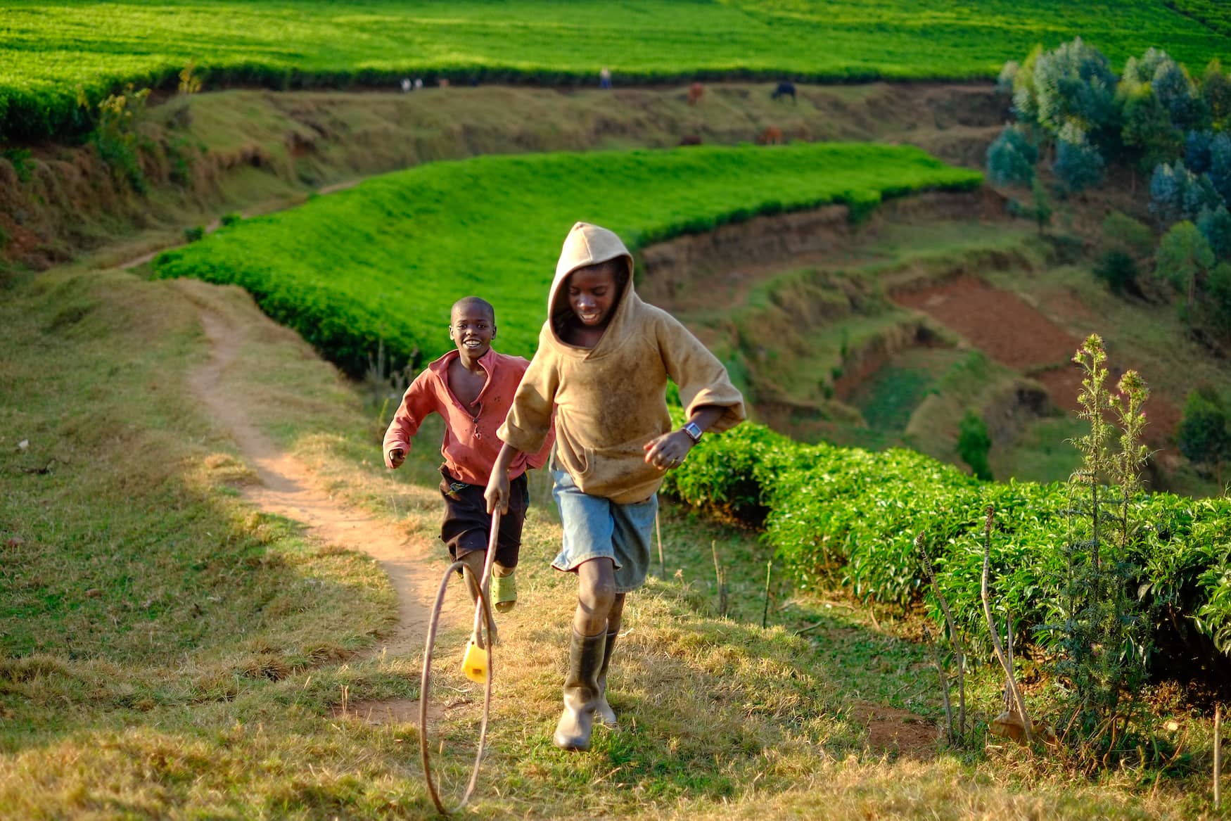 Zwei Jungs spielen auf Land in Ruanda