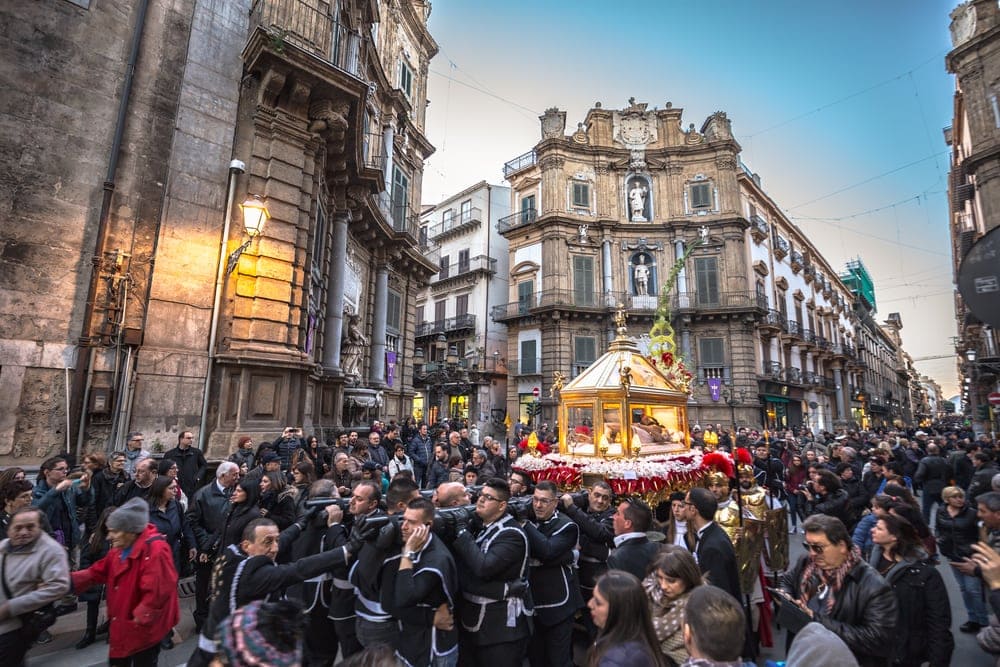 Ostern in Italien: Teilnehmer an einer Prozession in Palermo