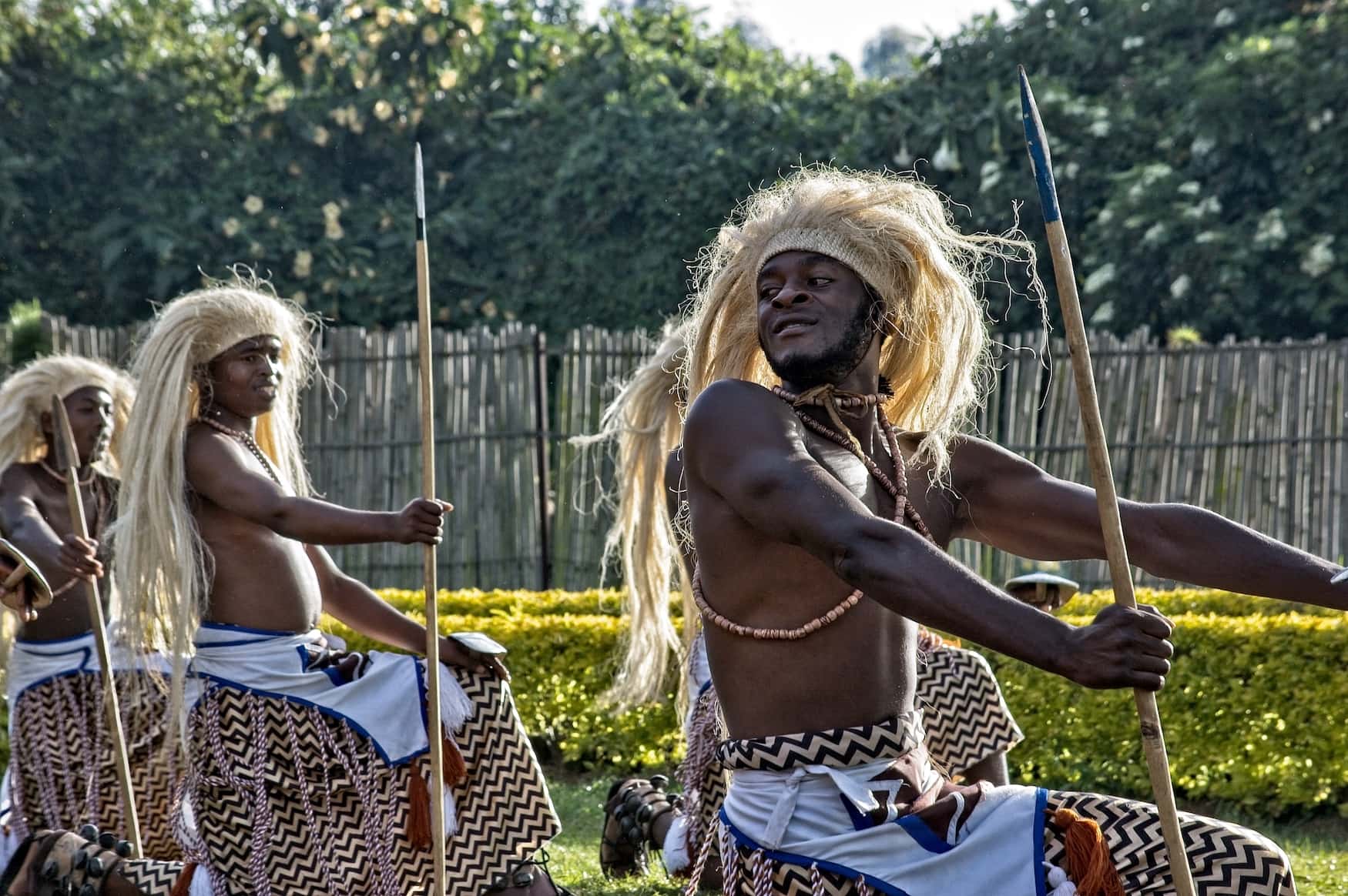 Männer führen Tanz für touristen auf in Nationalpark in Ruanda