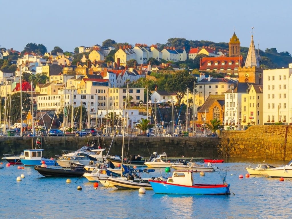 St. Peter Port auf Guernsey macht Lust auf Meer.