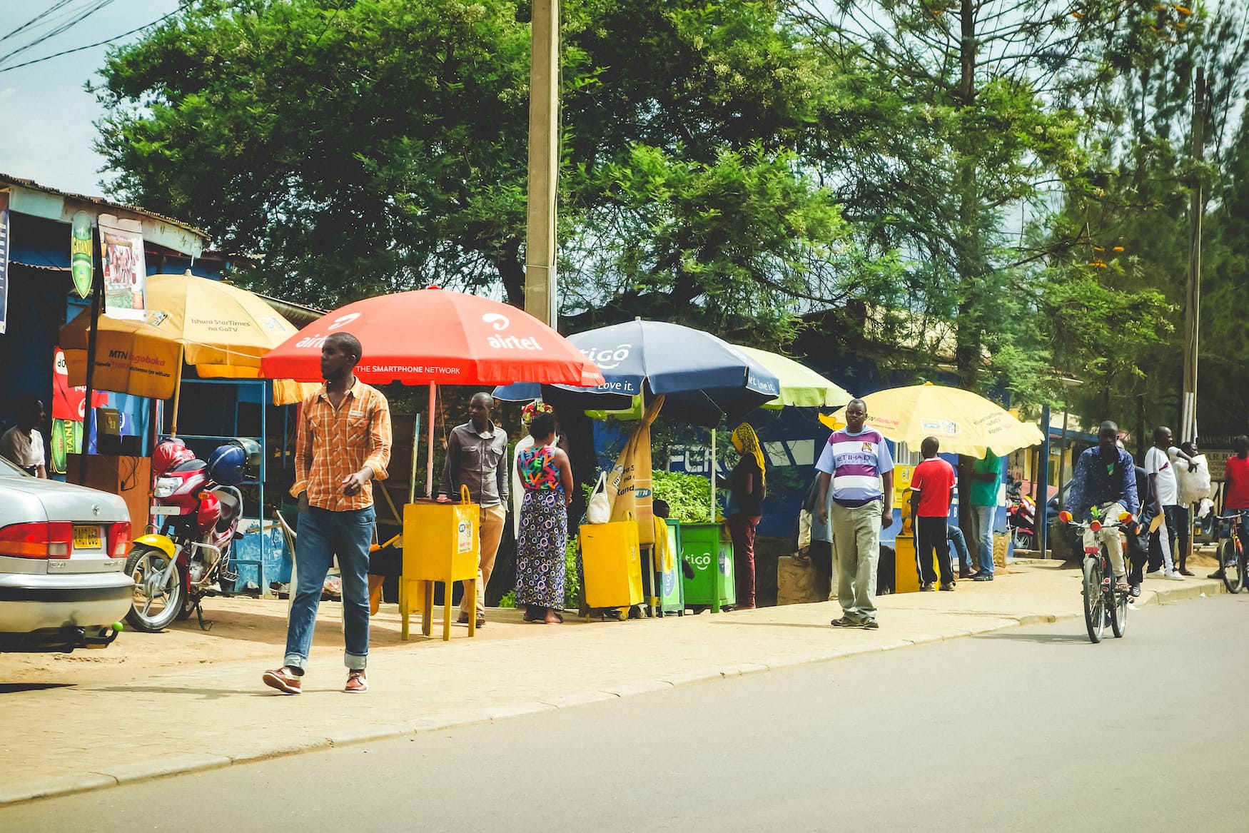 Locals auf Markt in Kigali, Ruanda