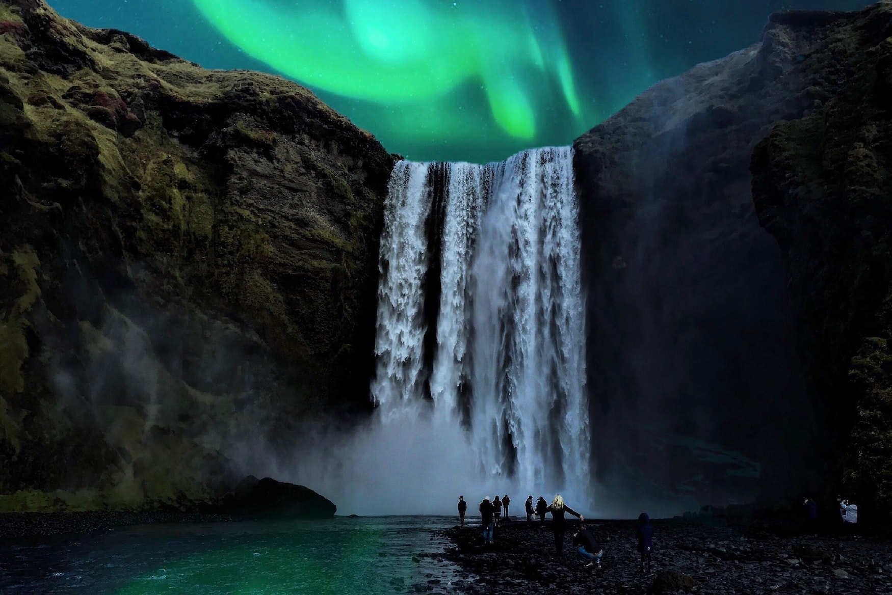 Grüne Polarlichter über tosendem Wasserfall bei Nacht