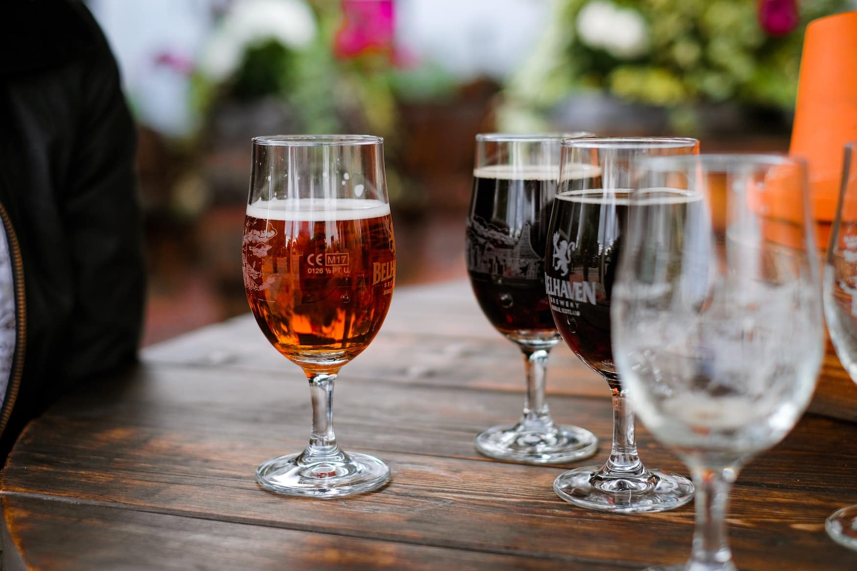 Andere Länder, andere Sitten: Große Biergläser in Pub in England