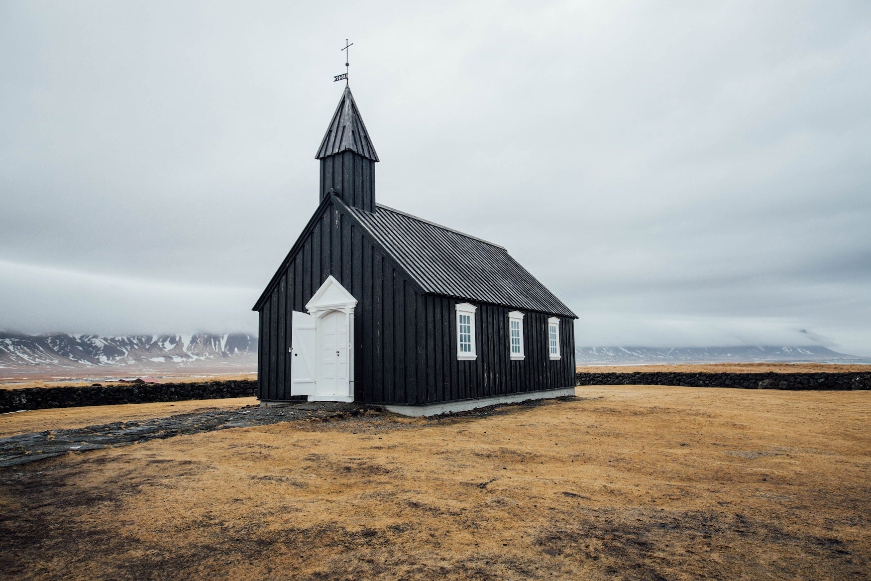 Schwarze Kirche aus Holz steht in einsamer isländischer Natur