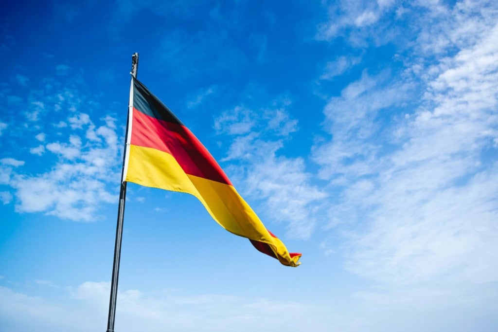 Deutschland-Fahne weht im Wind