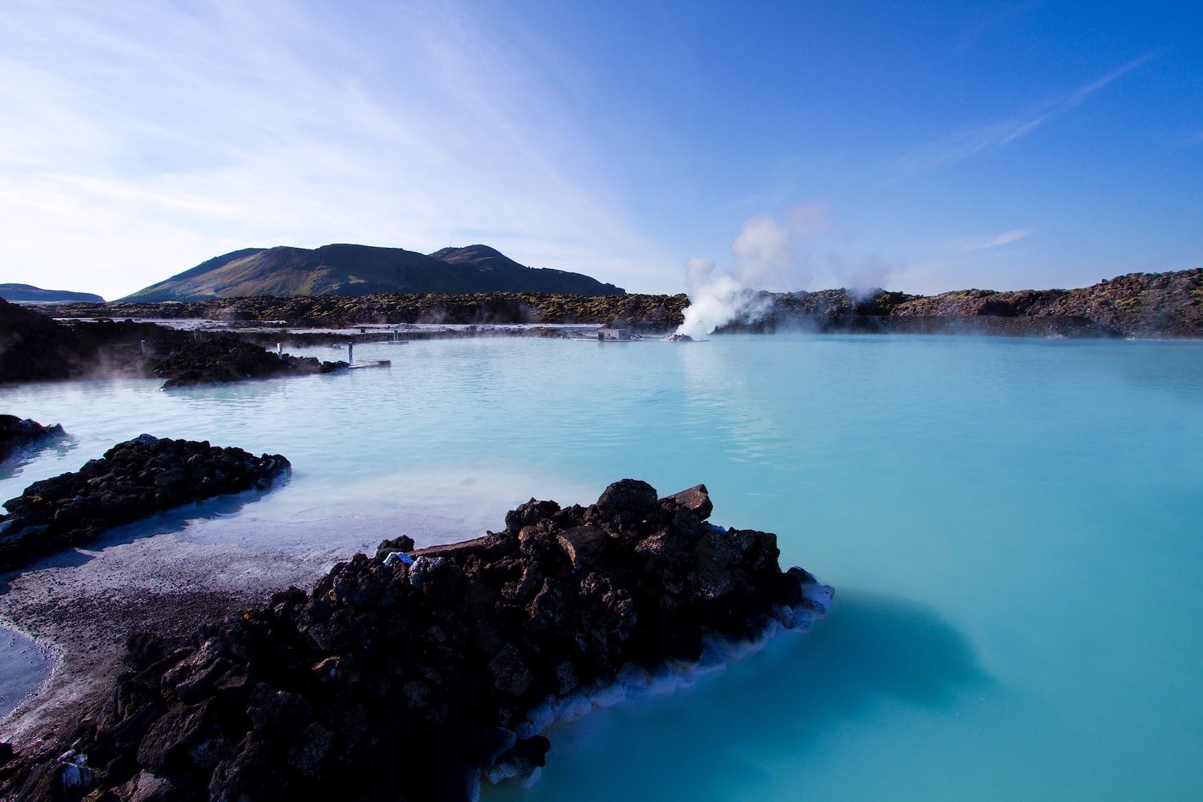 Türkisfarbenes Wasser der Blauen Lagune in Island