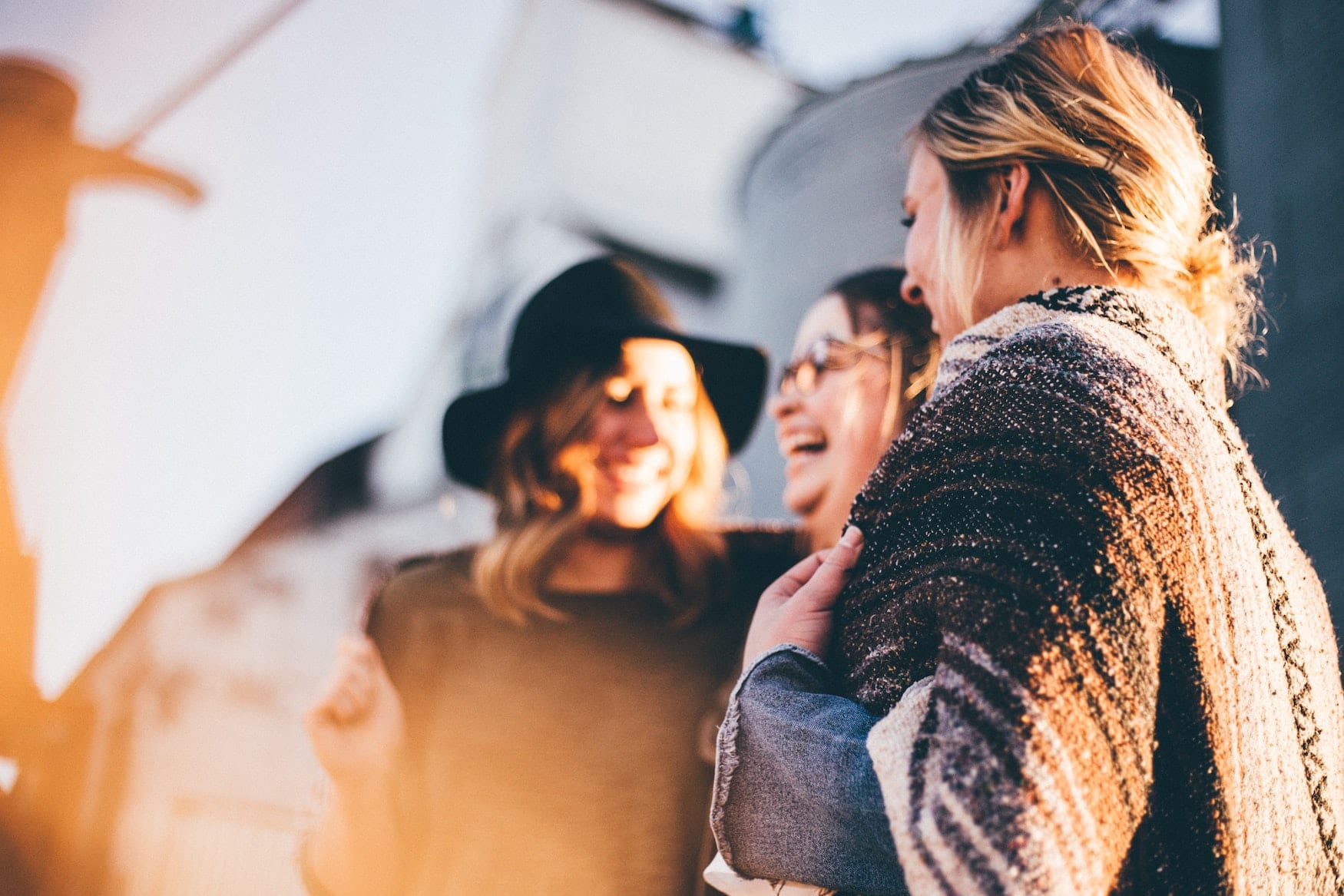 Drei Frauen halten Smalltalk und lachen