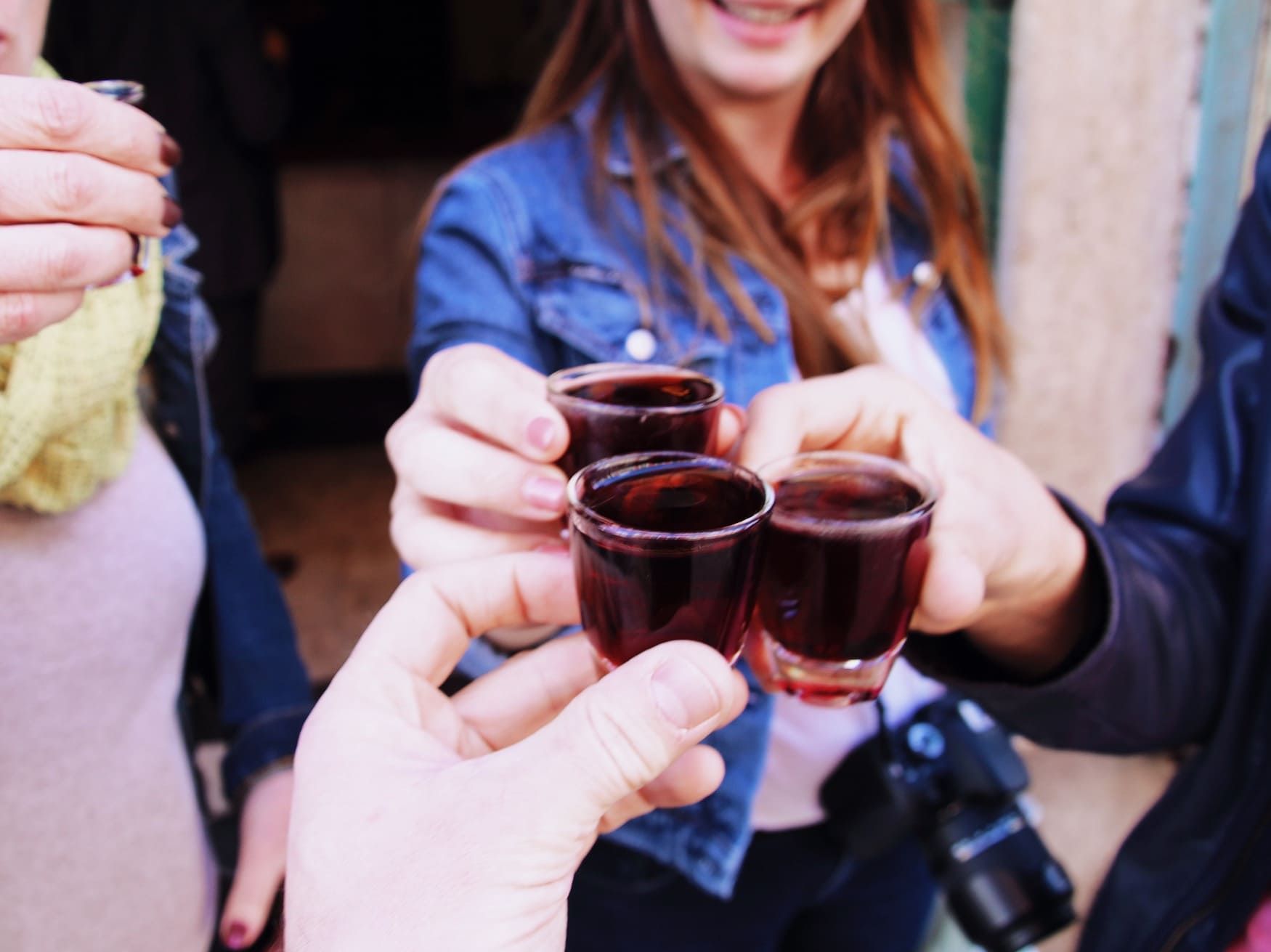 Kirsch-Likör Ginjinha aus Lissabon, Freunde stoßen miteinander an