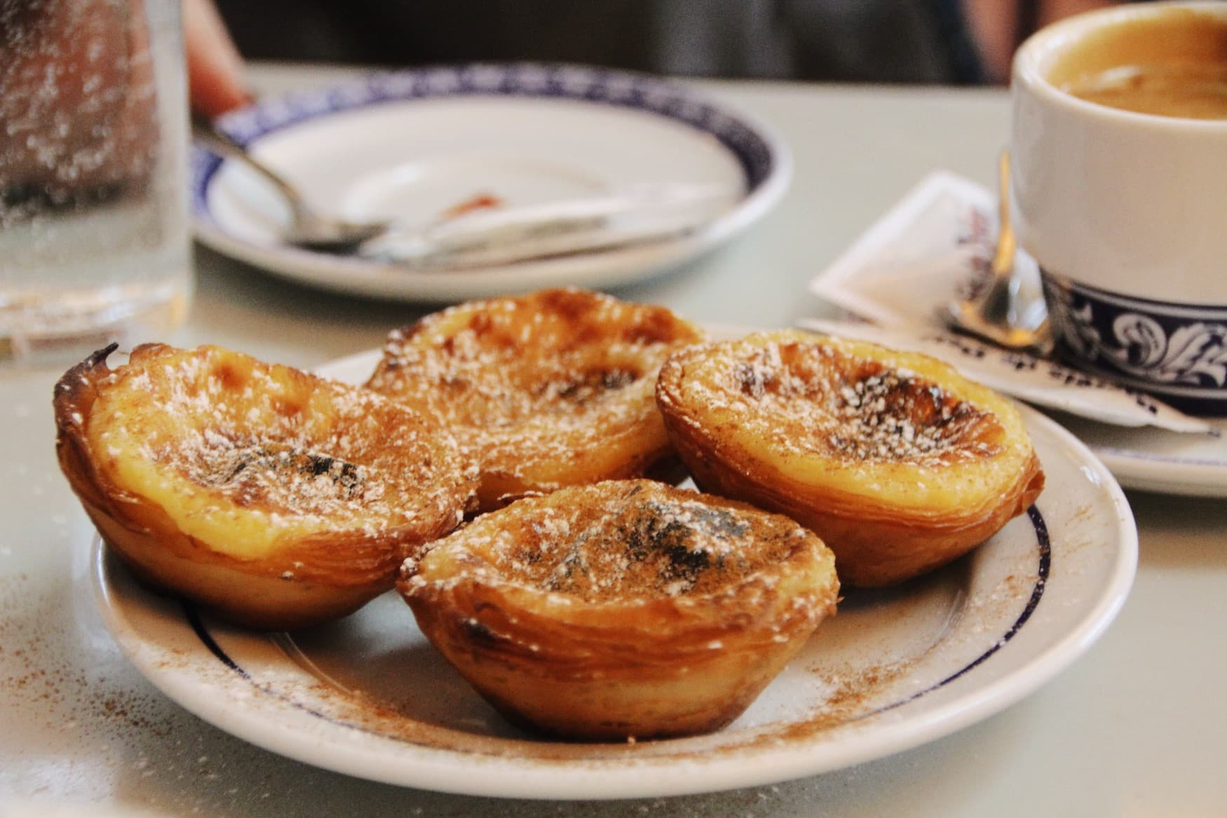 Pasteis de Nata aus Lissabon, eine der leckersten Sehenswürdigkeiten der Stadt
