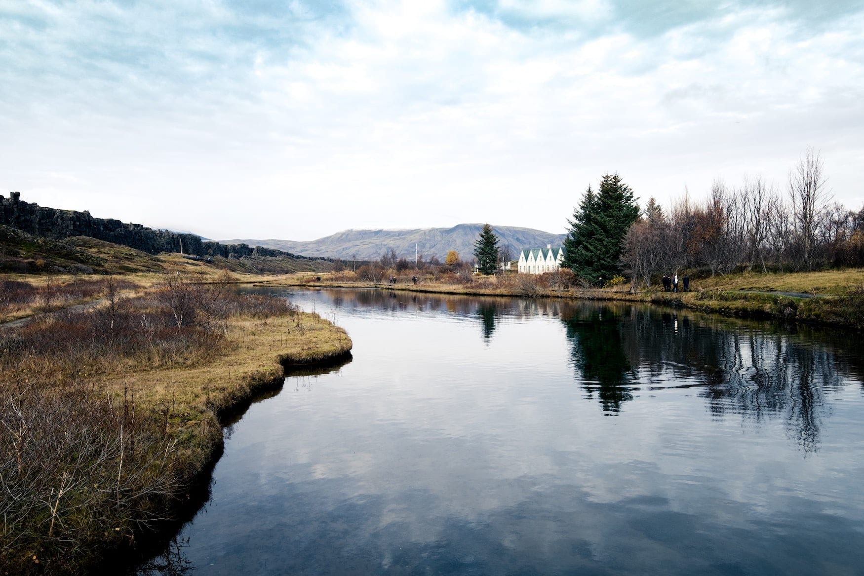 Fluss fließt durch den Pingvellir Nationalpark in Island
