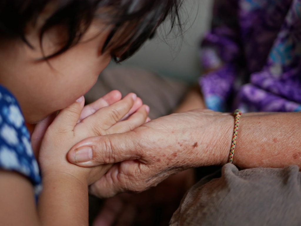 Andere Länder andere Sitten: Kind begrüßt Oma in Thailand