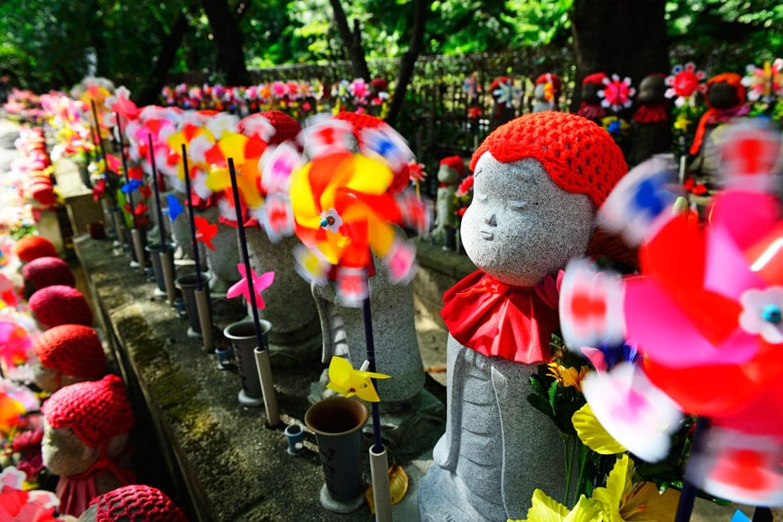 Jizo-Buddha-Statuen zum Gedenken an verstorbene Kinder,
