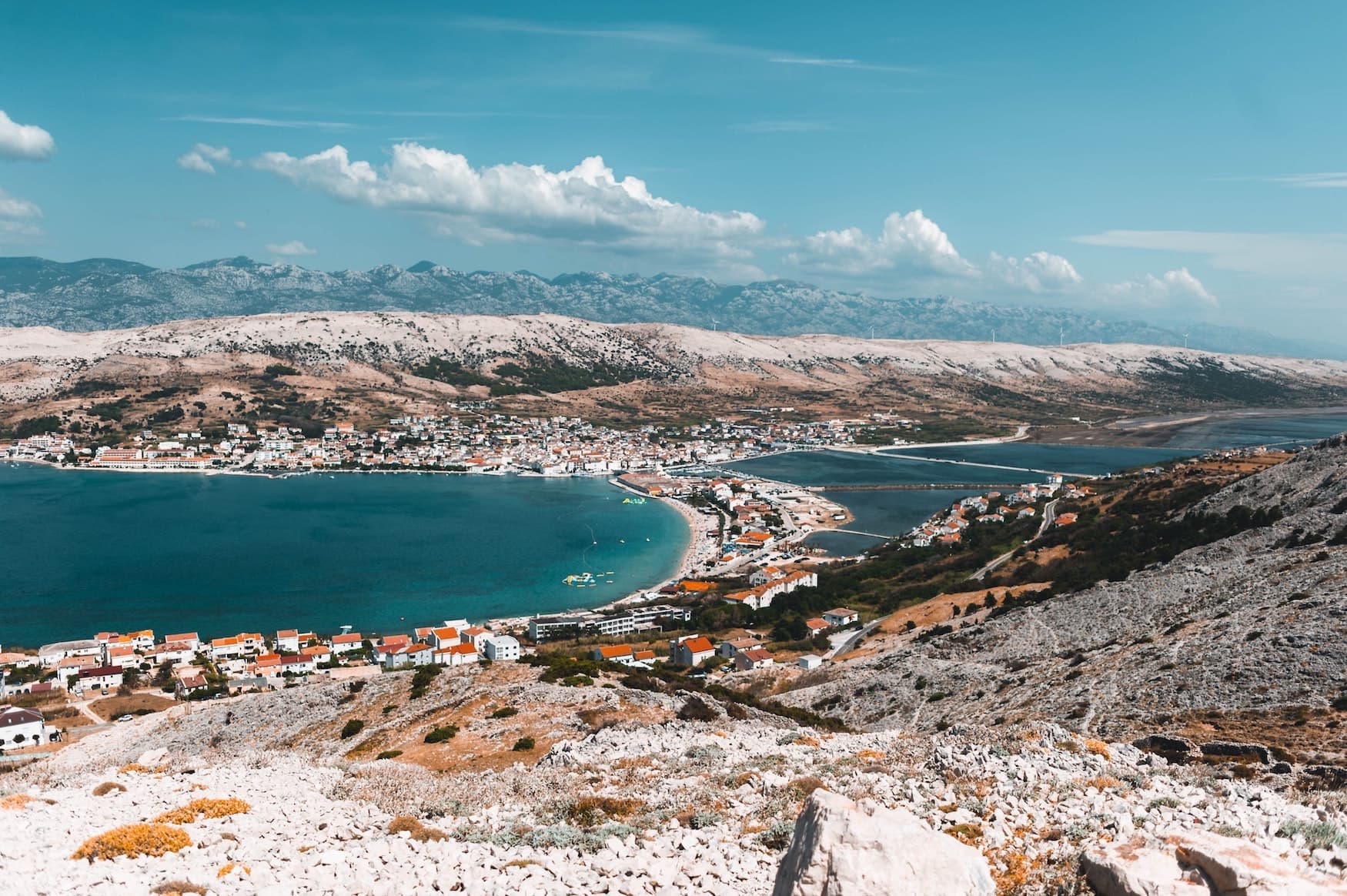 Kroatiens besondere Orte: Vogelperspektive auf die Insel Pag