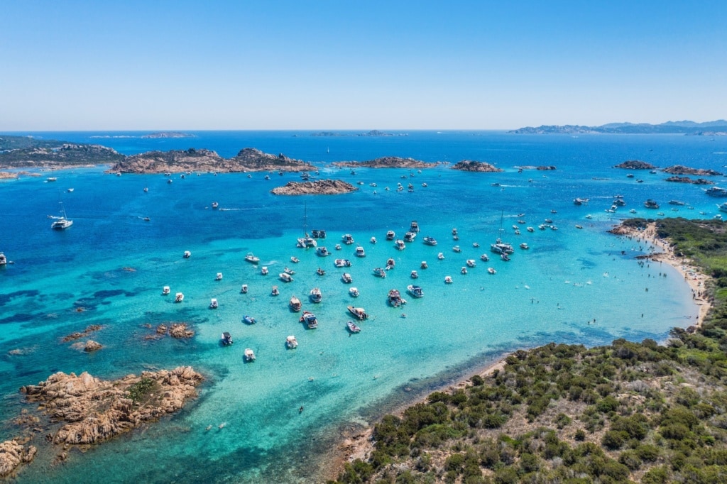 Boote liegen in Bucht auf Sardinien. Das türkisfarbene Wasser ist sicherlich eine der größten Sehenswürdigkeiten der Mittelmeerinsel