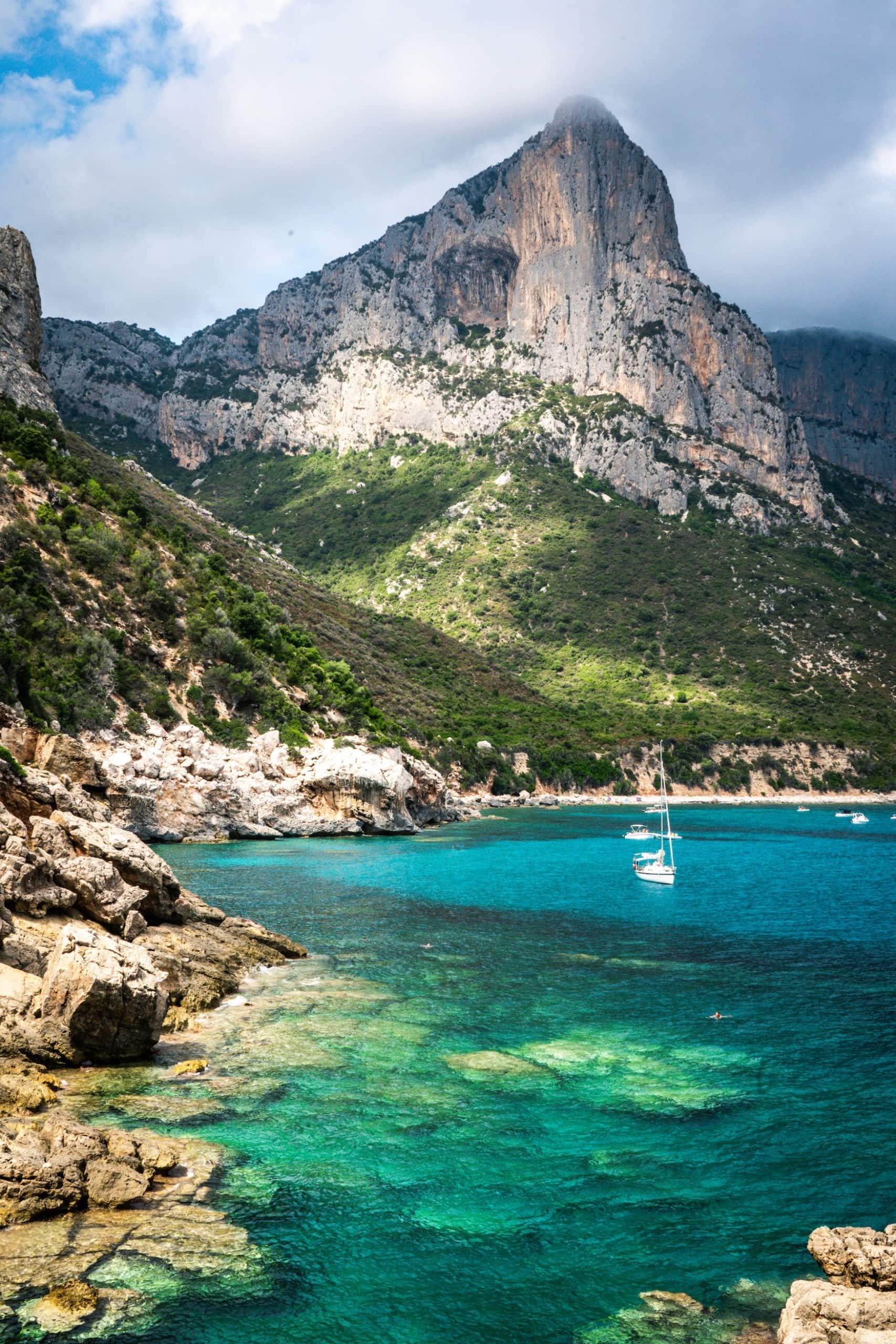 Segelboot vor der Küste von Sardinien
