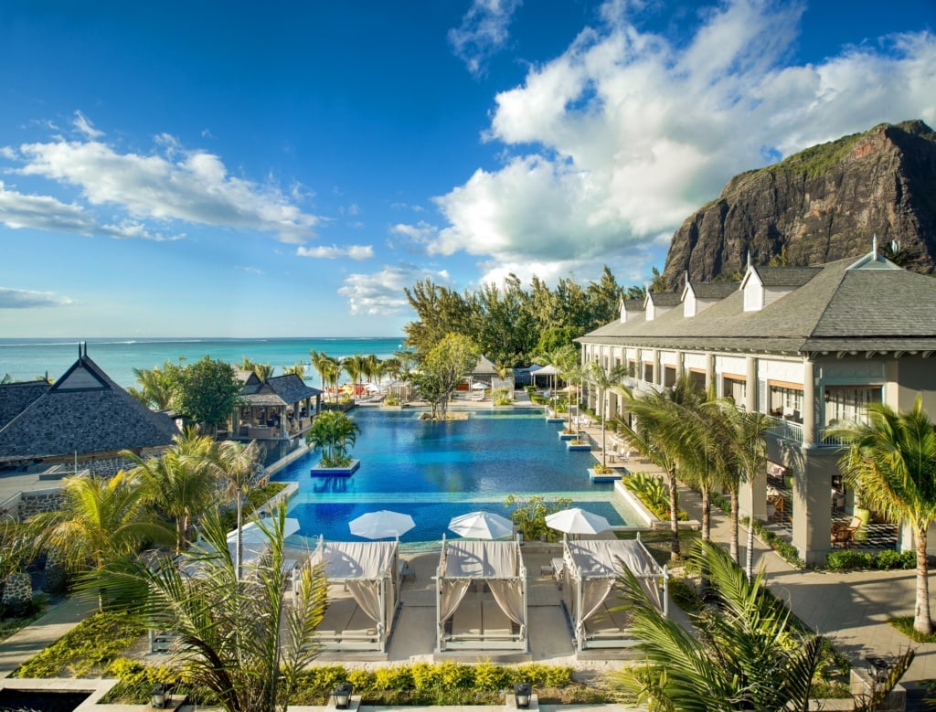Das St. Regis Mauritius liegt eindrucksvoll direkt unterhalb des Le Mourne, dem Wahrzeichen von Mauritius.