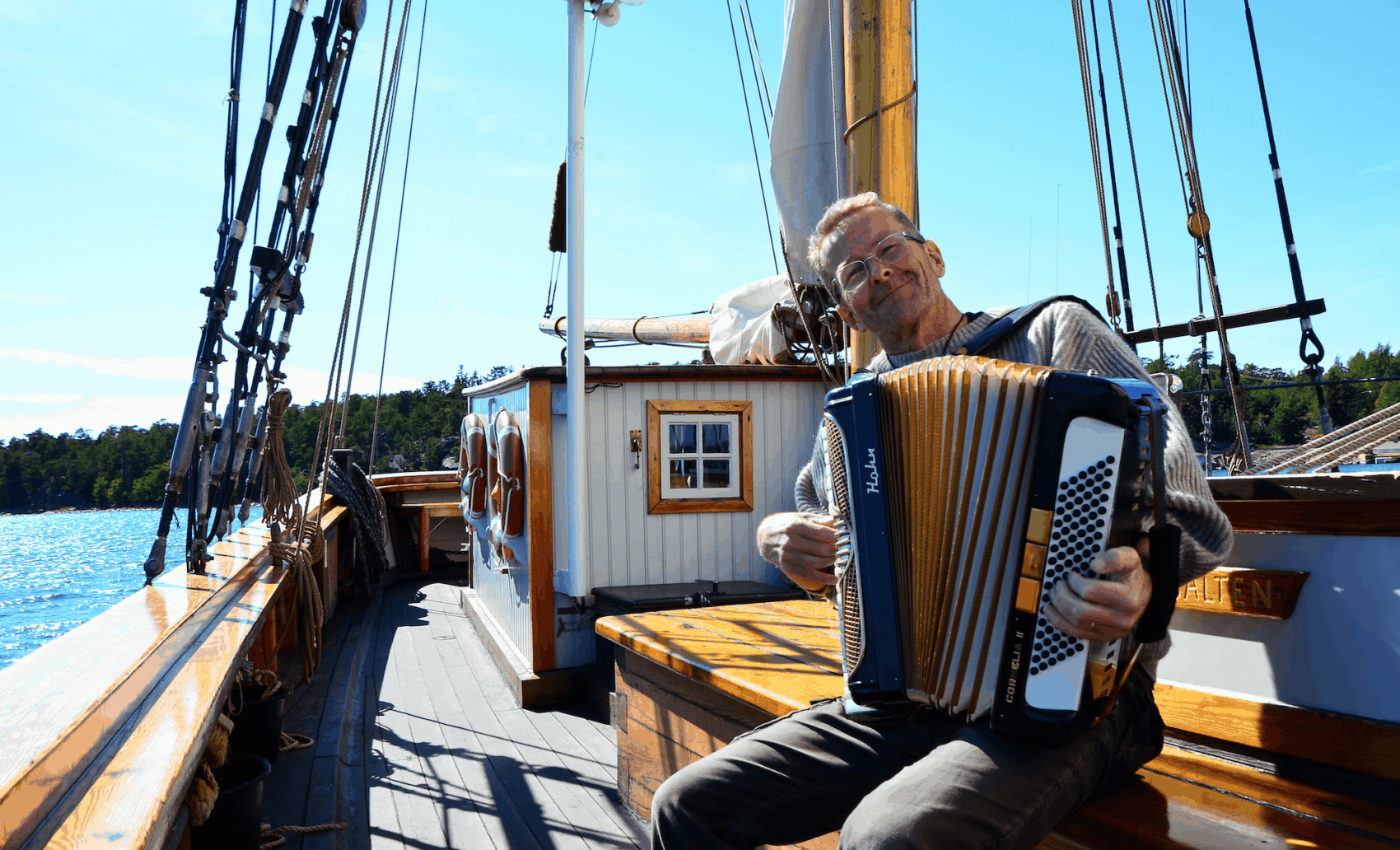 Musiker auf einem Boot in Finnland