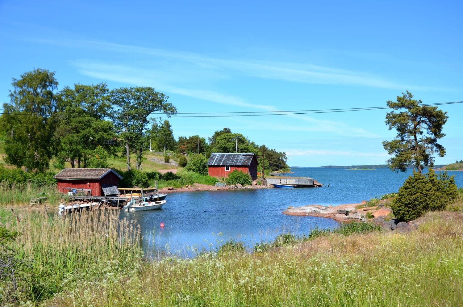Kleine Häuser am Ufer in Finnland