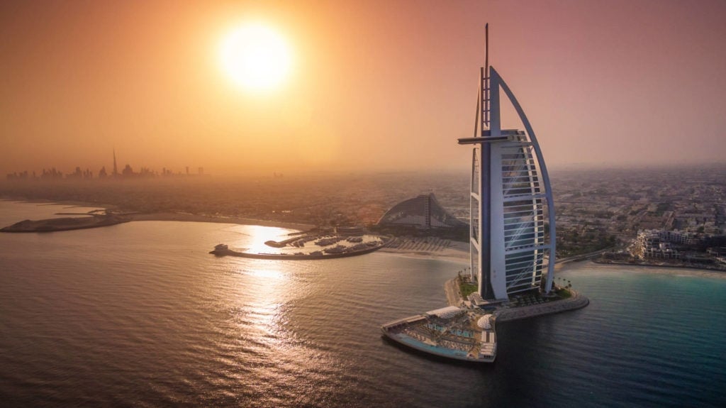 Blick auf das Burj Al Arab Jumeirah bei Sonnenuntergang
