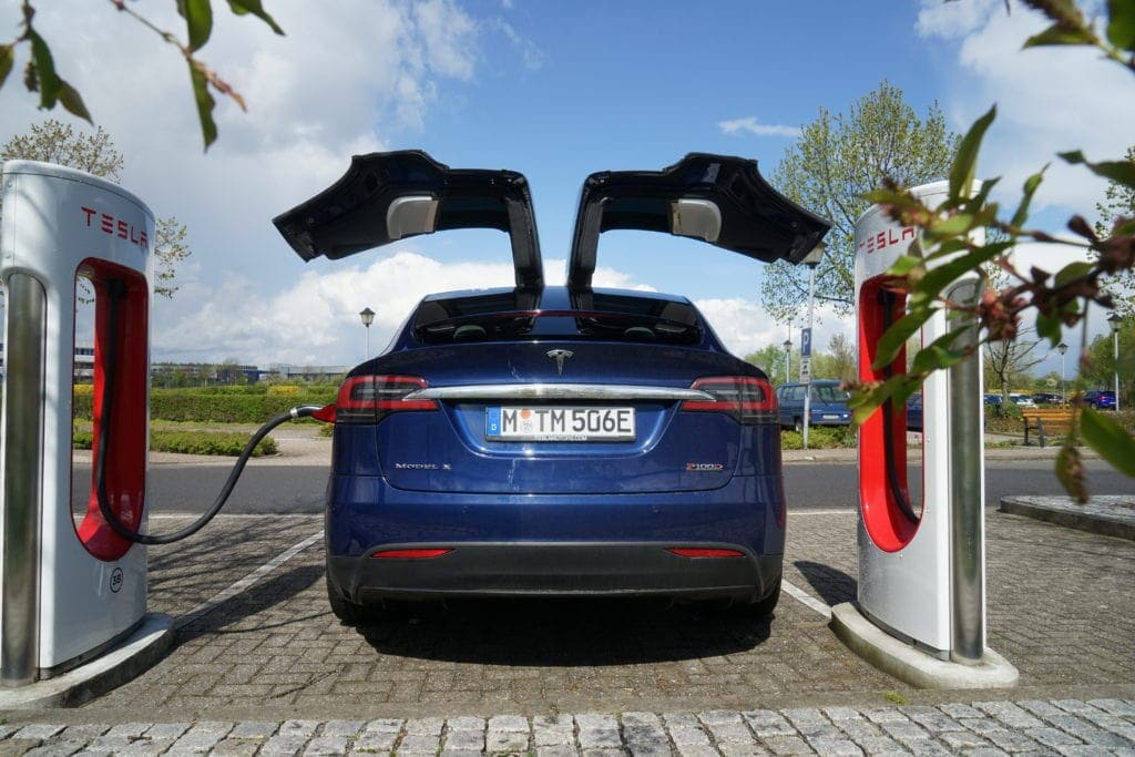 Speed-Orgie und Smalltalk: Warum Teslas Flügeltürer Model X so viel Wind macht. Multimedialer Fahrbericht