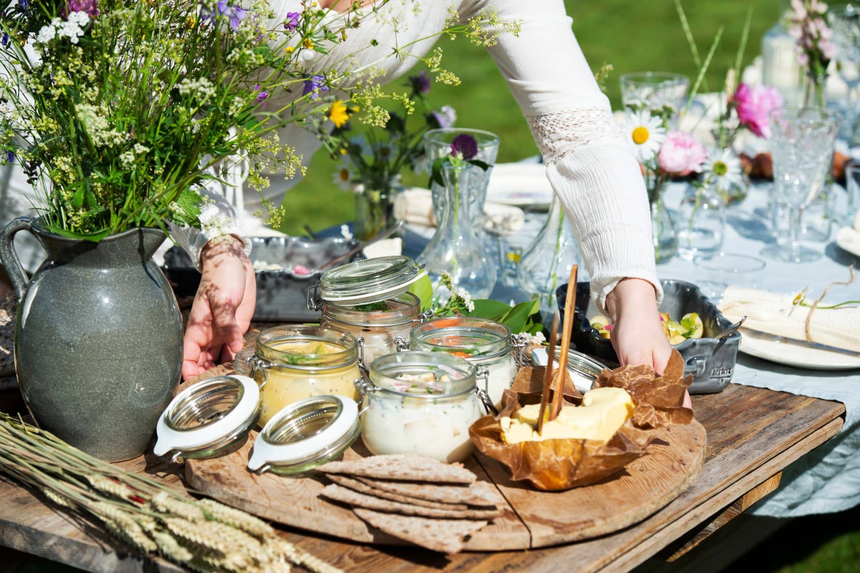Essen auf Tisch beim Mittsommerfest in Schweden 