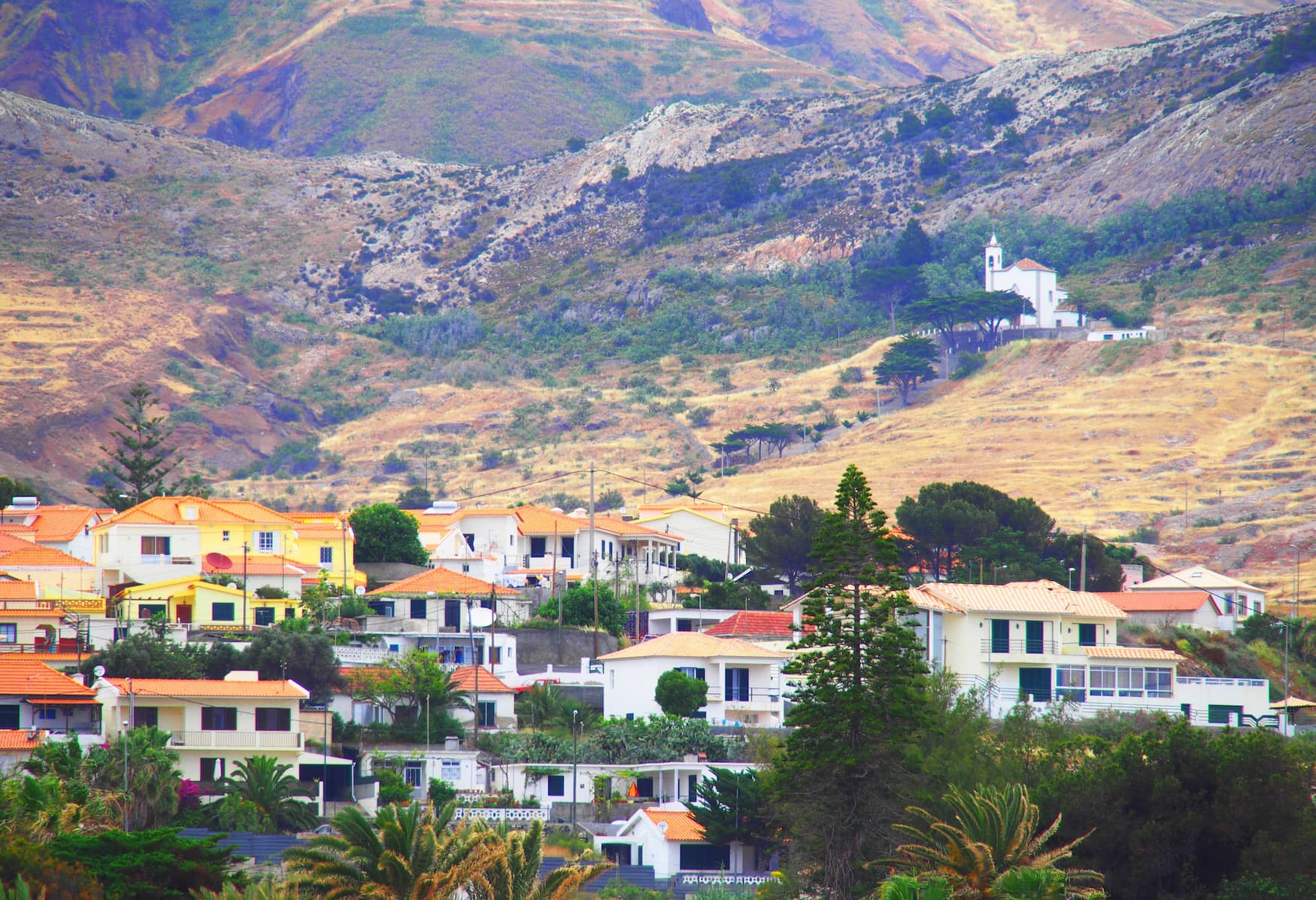 Blick auf die Häuser von Porto Santo mit Bergen
