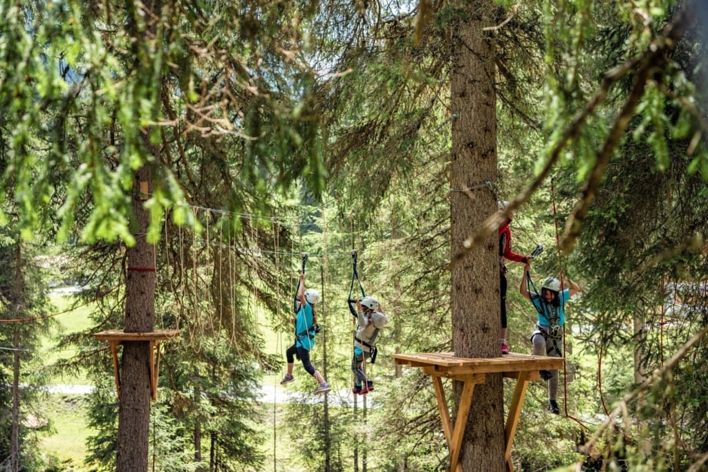 Kinder klettern im Hochseilgarten