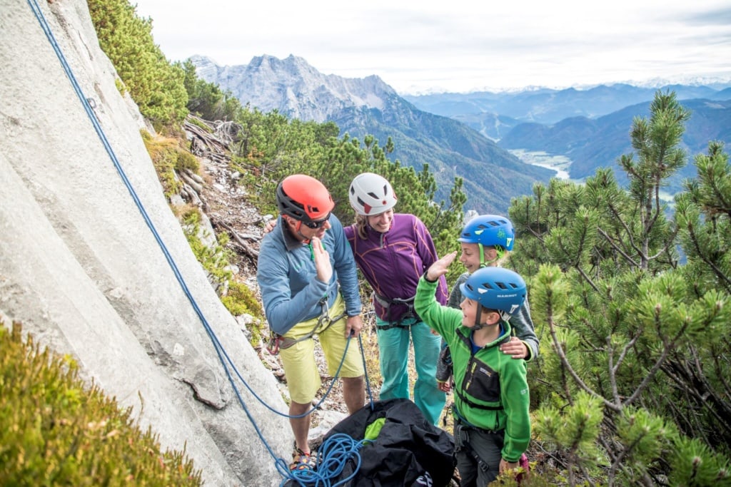 Kinder klettern am Berg in Saalfelden
