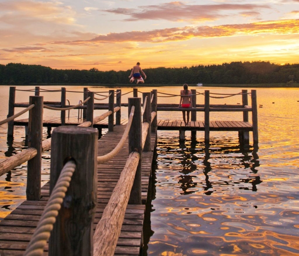 Kinder baden in einem See an einem der besten Reiseziele für Familien mit Kindern
