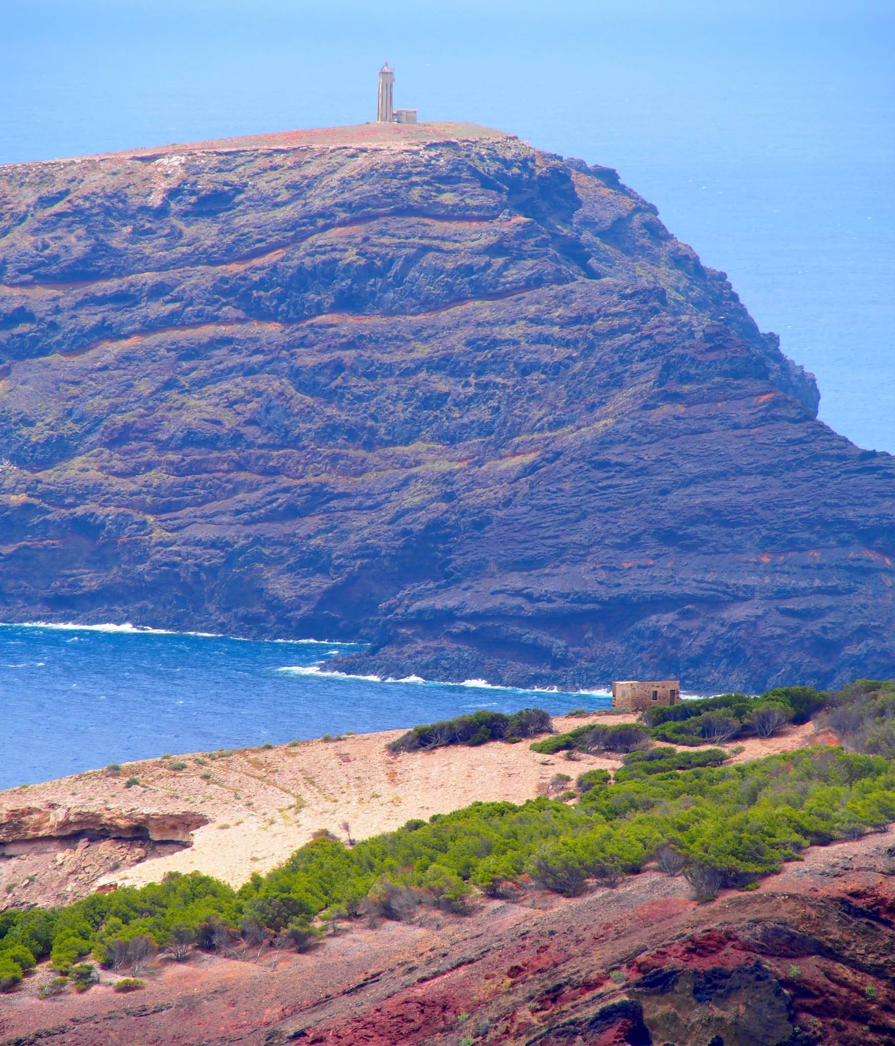 Klippen und Leuchtturm auf Porto Santo