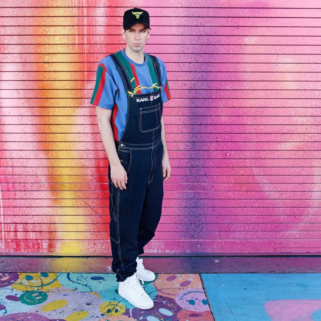 Timo Kohlenberg vor pinker Wand, Graffitti