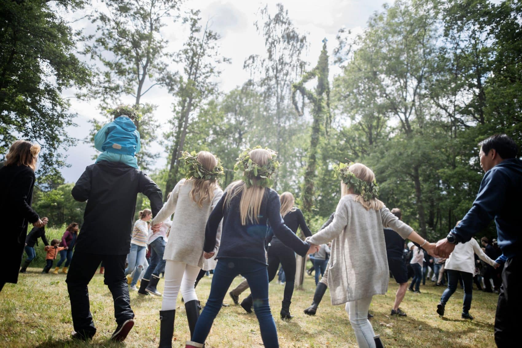 Mittsommer in Schweden: Tanz um dem Baum 