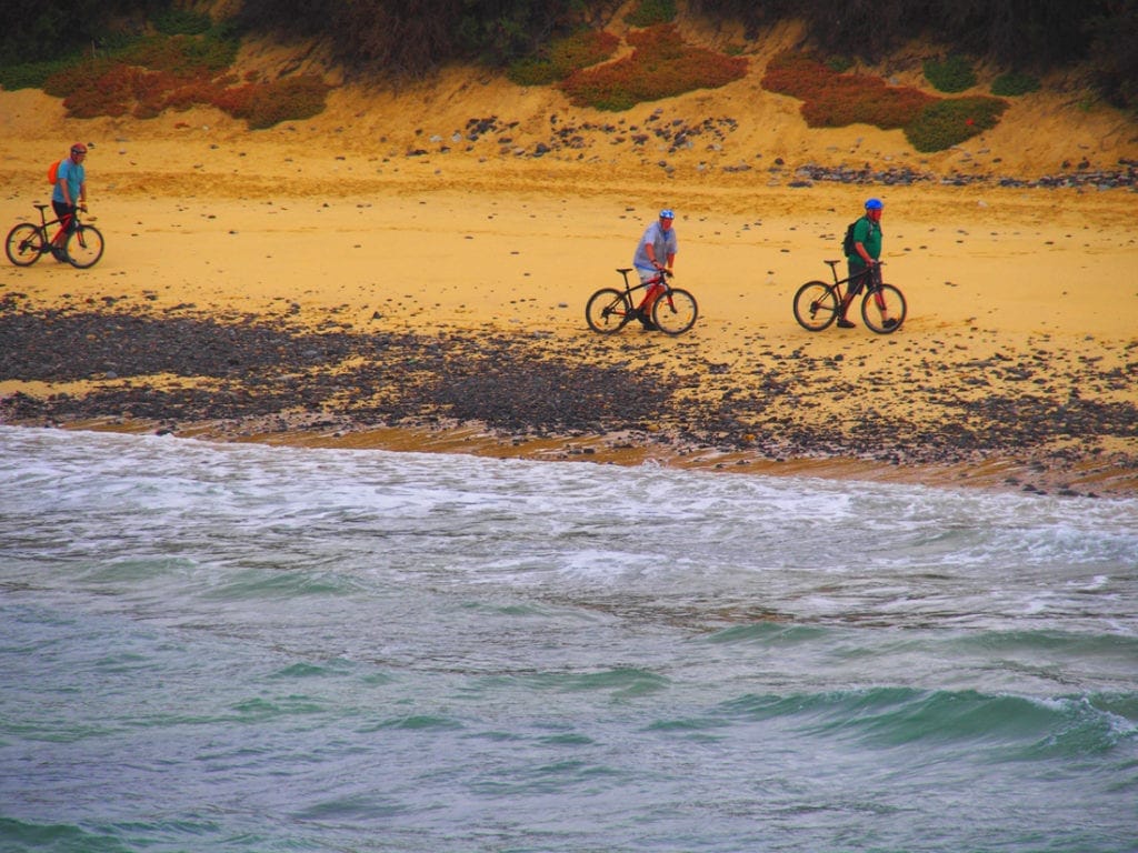 Mountainbiker am Strand von Porto Santo