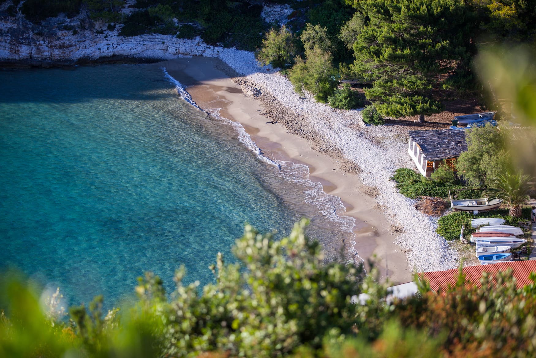 Strandabschnitt auf der kroatischen Insel Bisevo