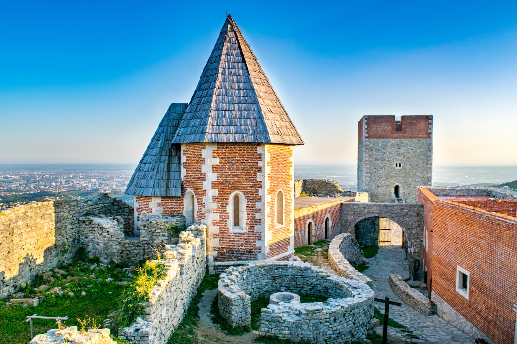 Mittelalterliche Burg in Medvednica nahe der kroatischen Hauptstadt Zagreb