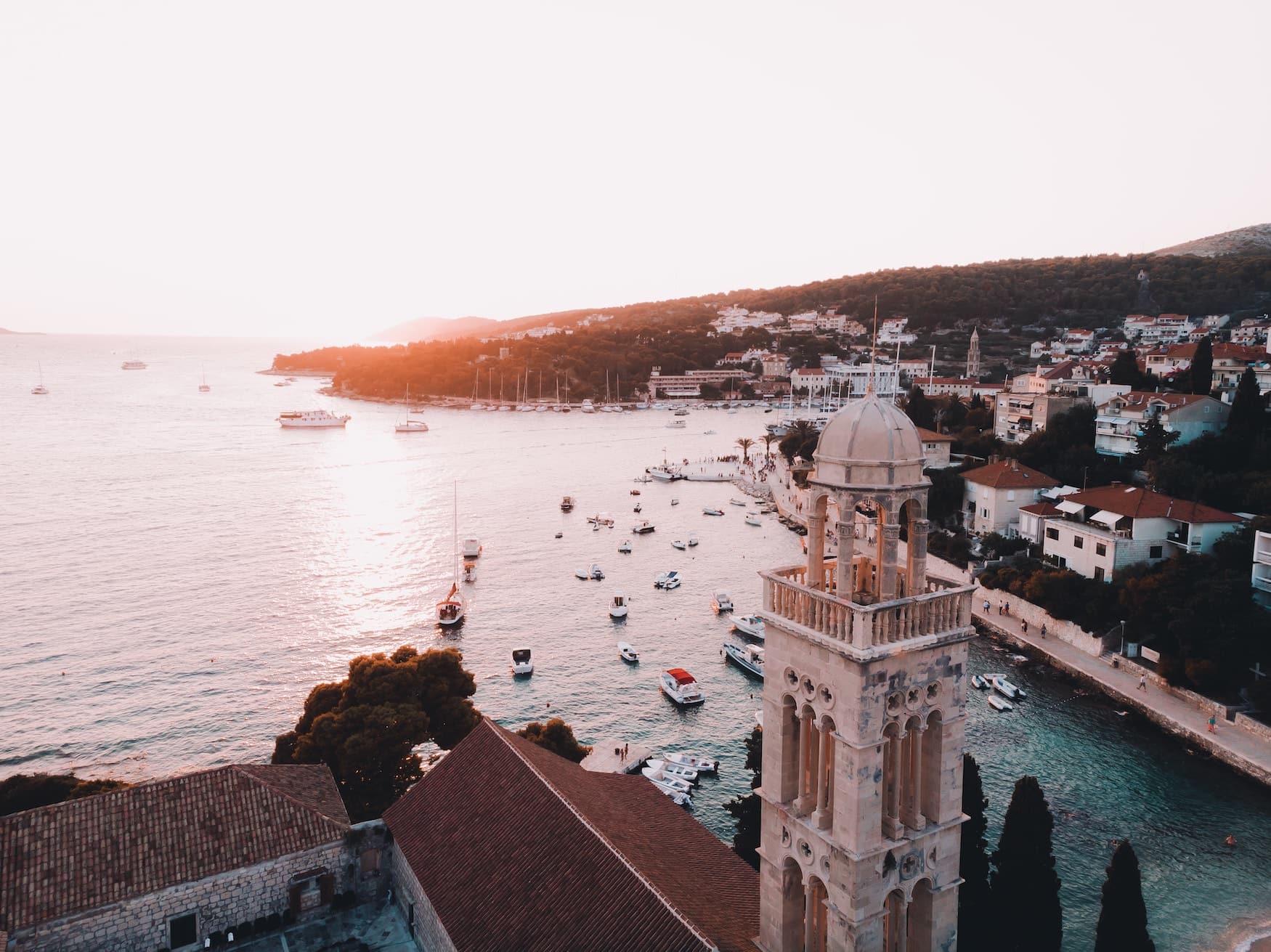 Blick auf ie kroatische Stadt Hvar bei Sonnenuntergang