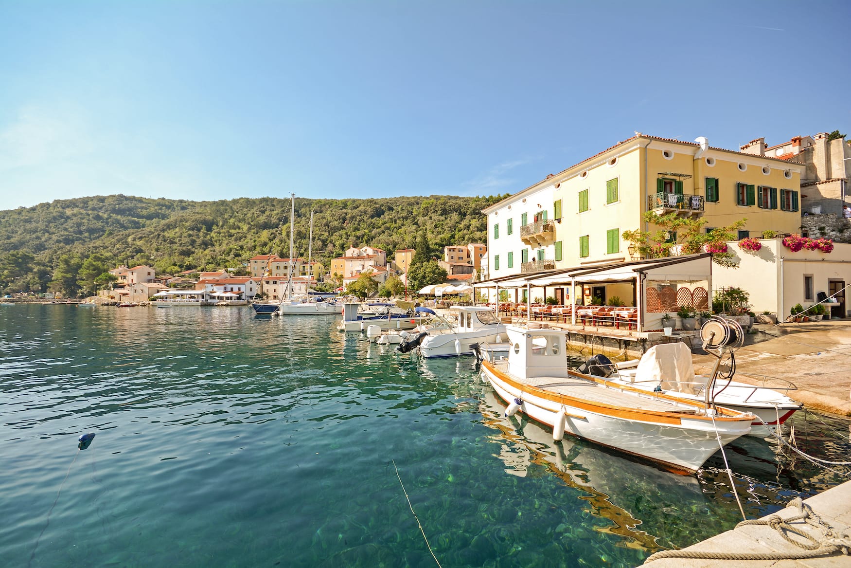 Boote an einem Fischerort auf der Insel Cres in Kroatien, einer unserer Geheimtipps