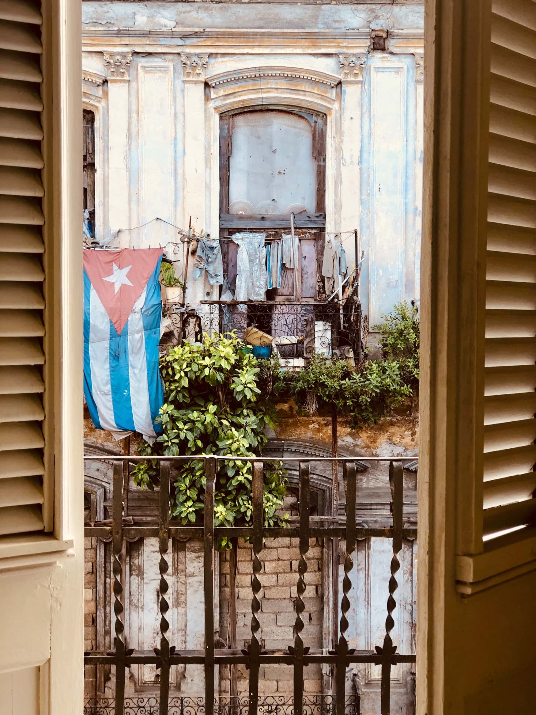 Kubanische Flagge an Hauswand in Havanna