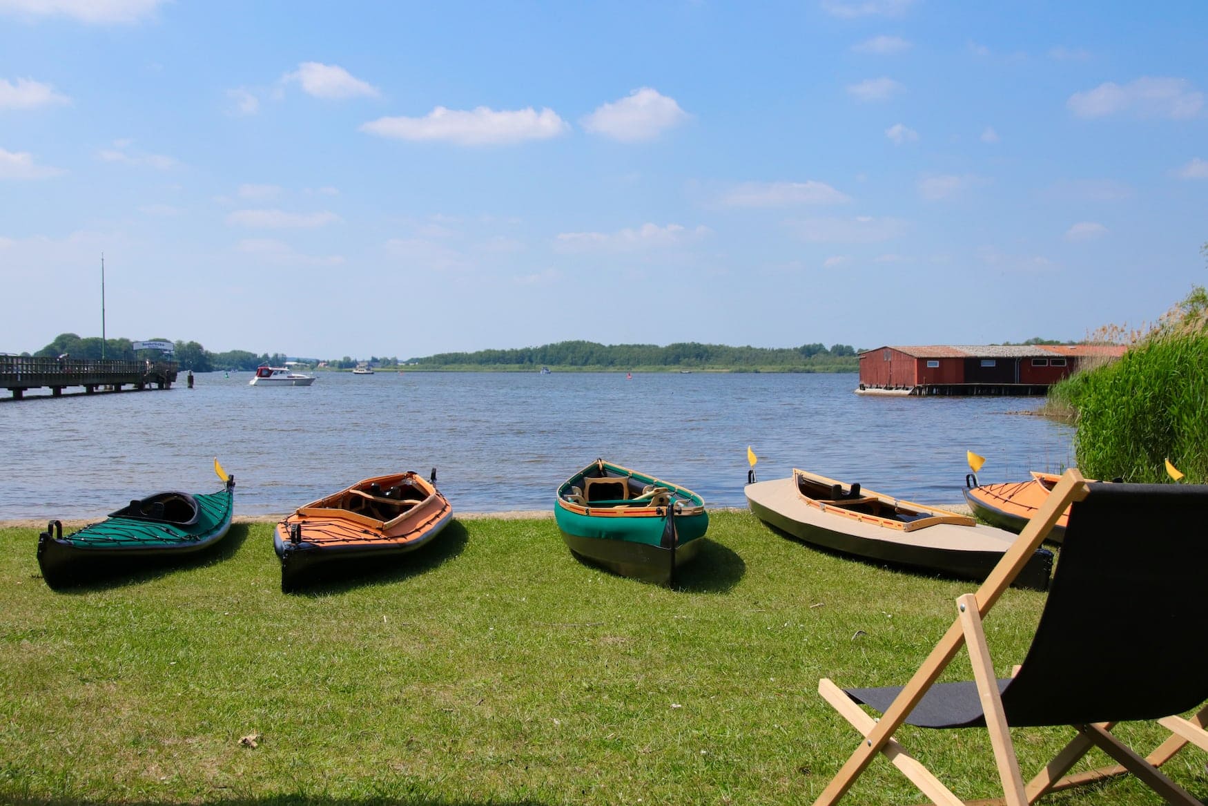 Paddelboote am Ufer der Mecklenburgischen Seenplatte im Müritz Nationalpark