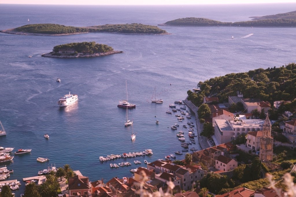Segelschiffe im Hafen von Hvar, Kroatien