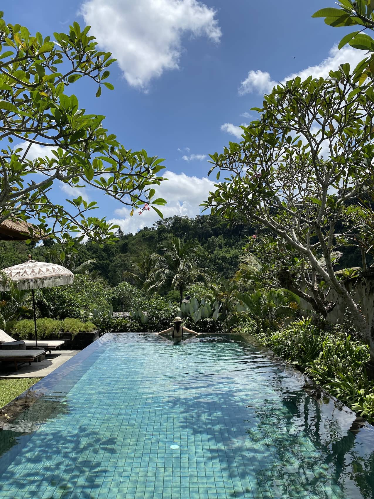 Frau im Pool im Mandapa, a Ritz Carlton Reserve auf Bali