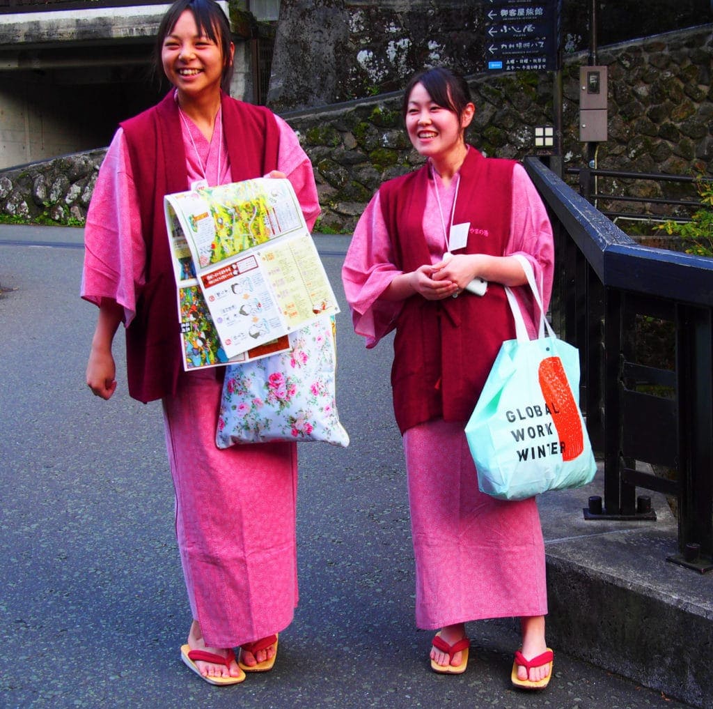 Japanerinnen im Onsen-Look