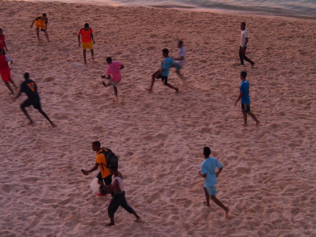 Jungs kicken am Strand vor dem Park Hyatt Sansibar