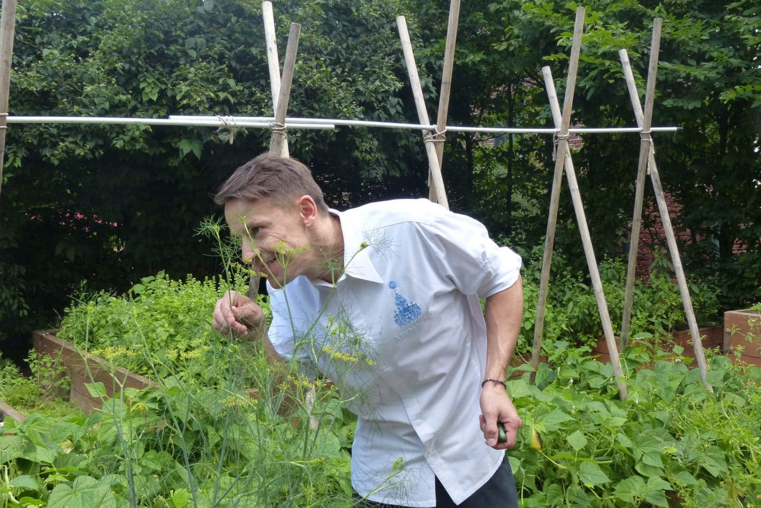 Küchenchef Roland Reuss in seinem Kräutergarten