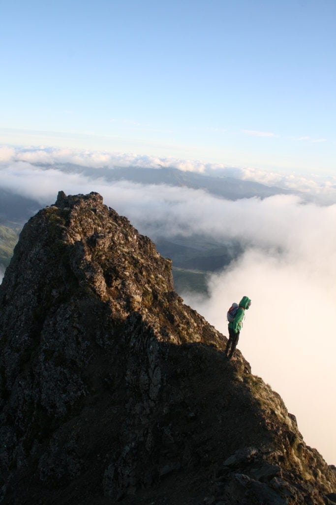 Ein schmaler Bergkamm führt hinauf zum Gipfel. Wandern ist eine der beliebtesten Aktivitäten in Neuseeland.