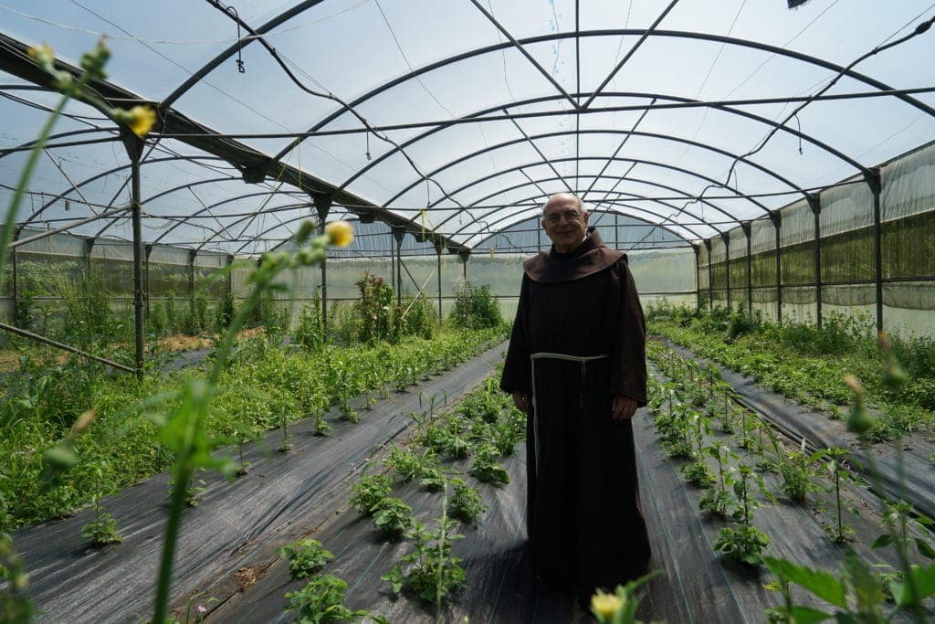 Padre Francisco Honrubia am Geburtsort der Piementos de Patrón