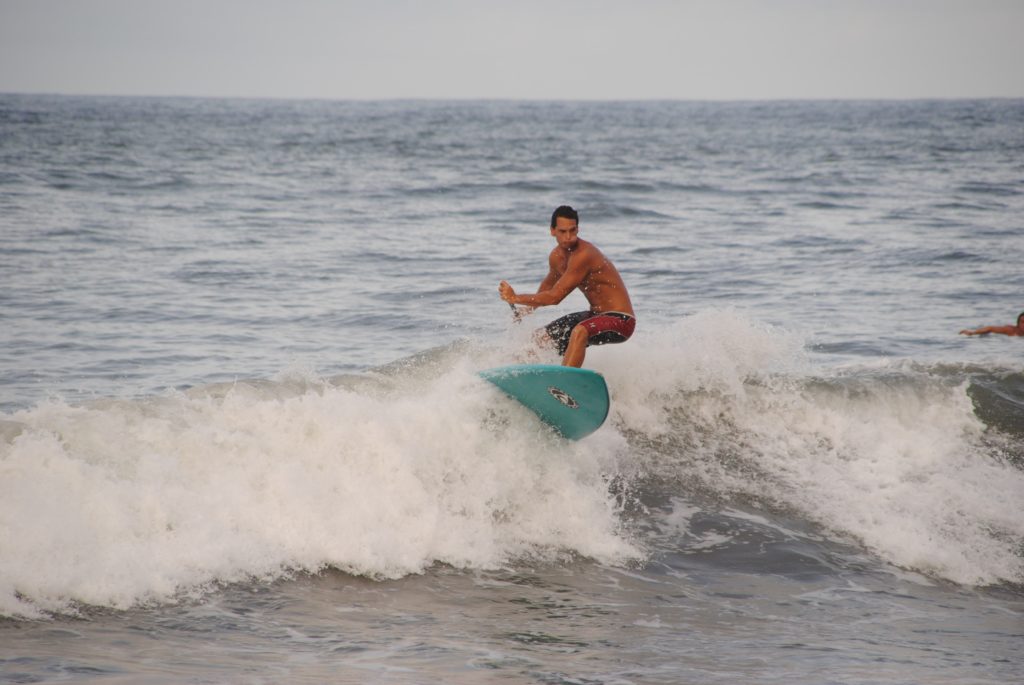 Surfer am Strand von Strand von Papenoo - Papeete - Französisch-Polynesien